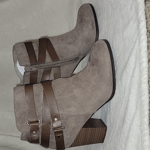 NWOT Taupe Brown 2in Thick Booties - Picture 4 of 5